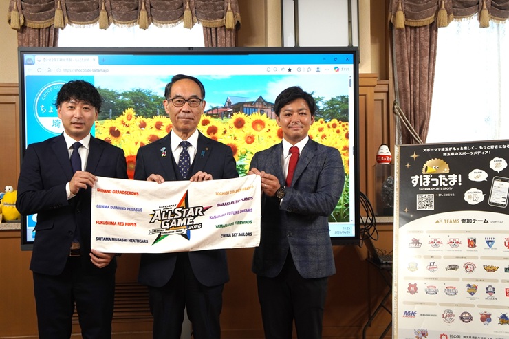 訪問者と記念写真を撮る知事の写真