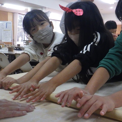 うどんをつくっている写真