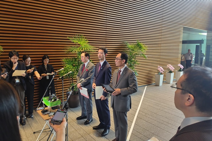 千葉県の熊谷俊人知事、神奈川県の黒岩祐治知事と共に記者会見をする様子(斜めから)