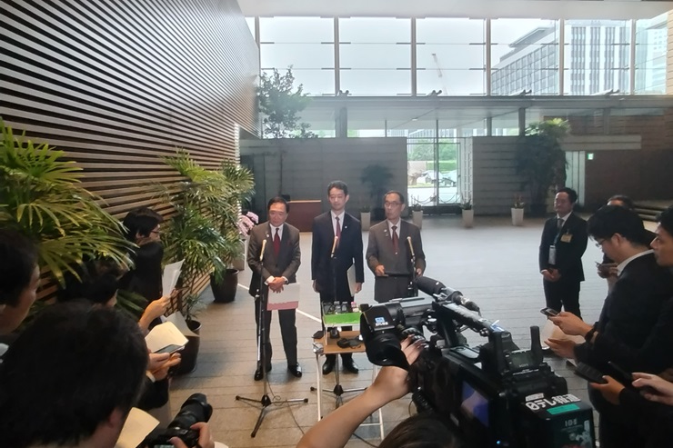 千葉県の熊谷俊人知事、神奈川県の黒岩祐治知事と共に記者会見をする様子(正面から)