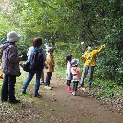 スタッフからレクチャーを受けながら園内を観察する様子の写真