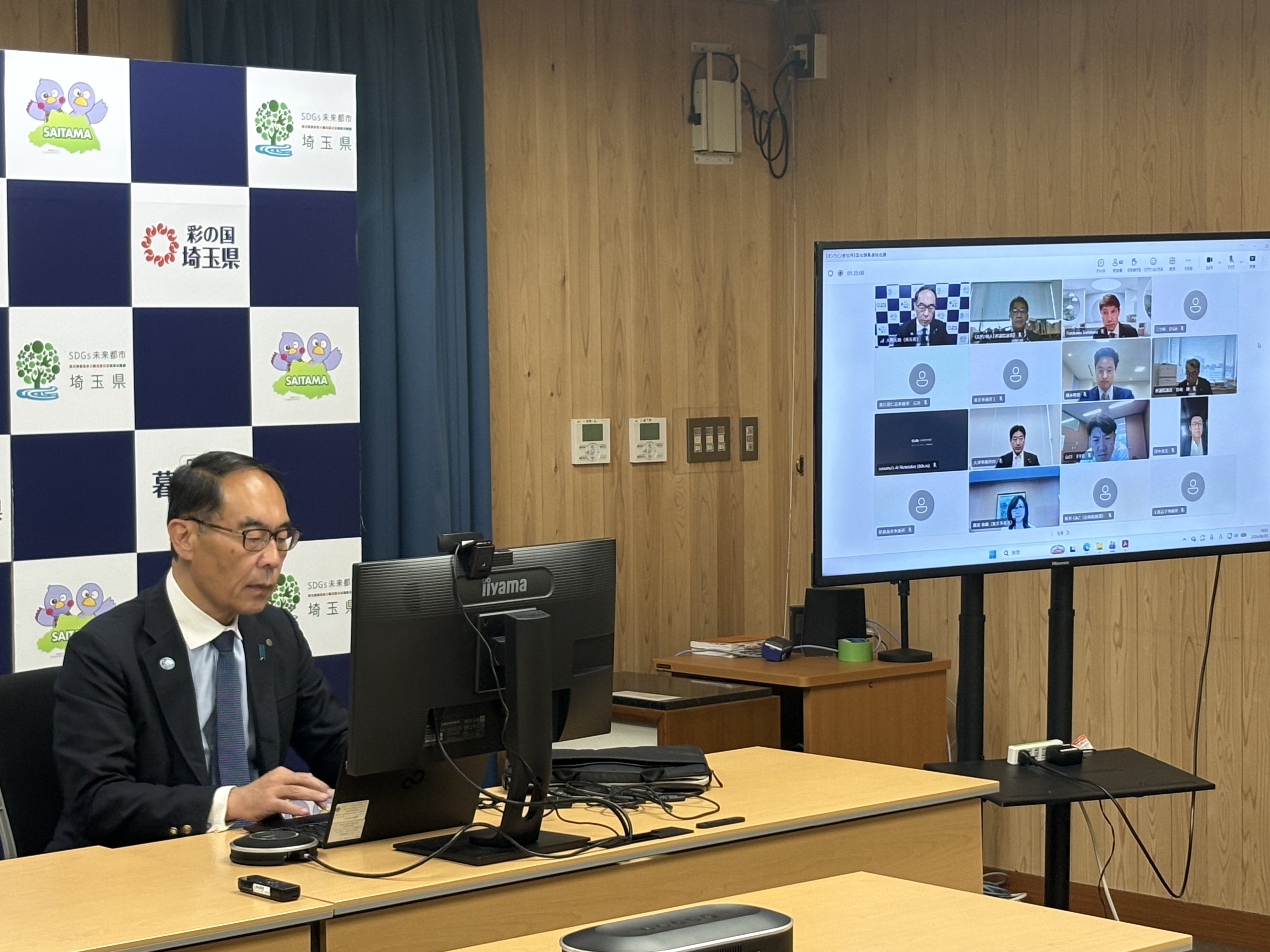 会議に出席する知事の写真