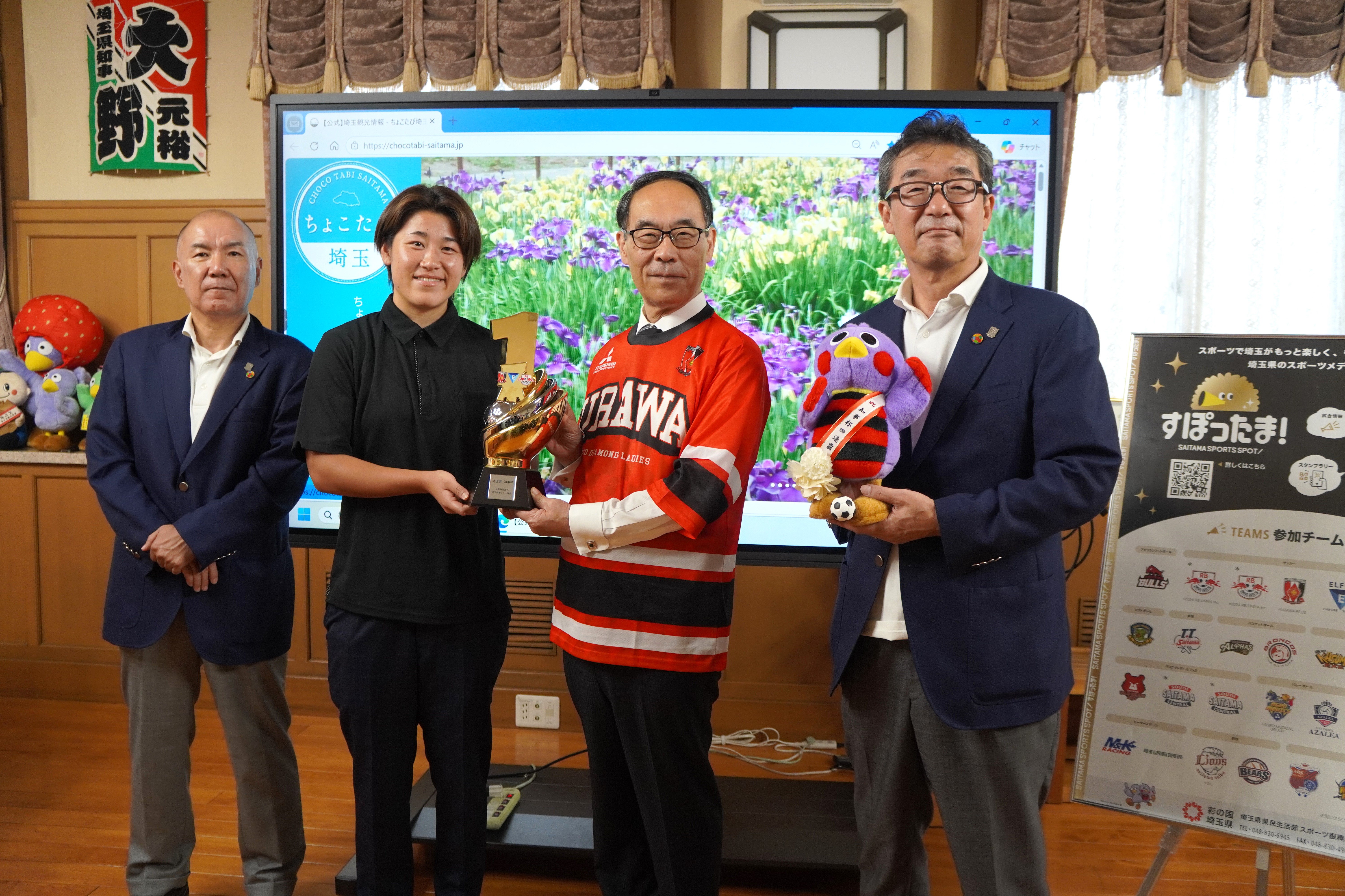 訪問者と記念写真を撮る知事の写真
