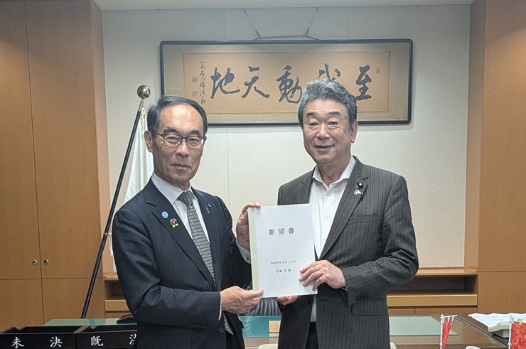 中村裕之文部科学副大臣に要望書を手渡す知事の様子