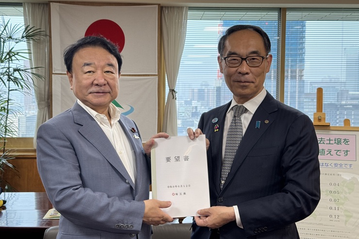 青山繁晴環境副大臣に要望書を手渡す知事の様子
