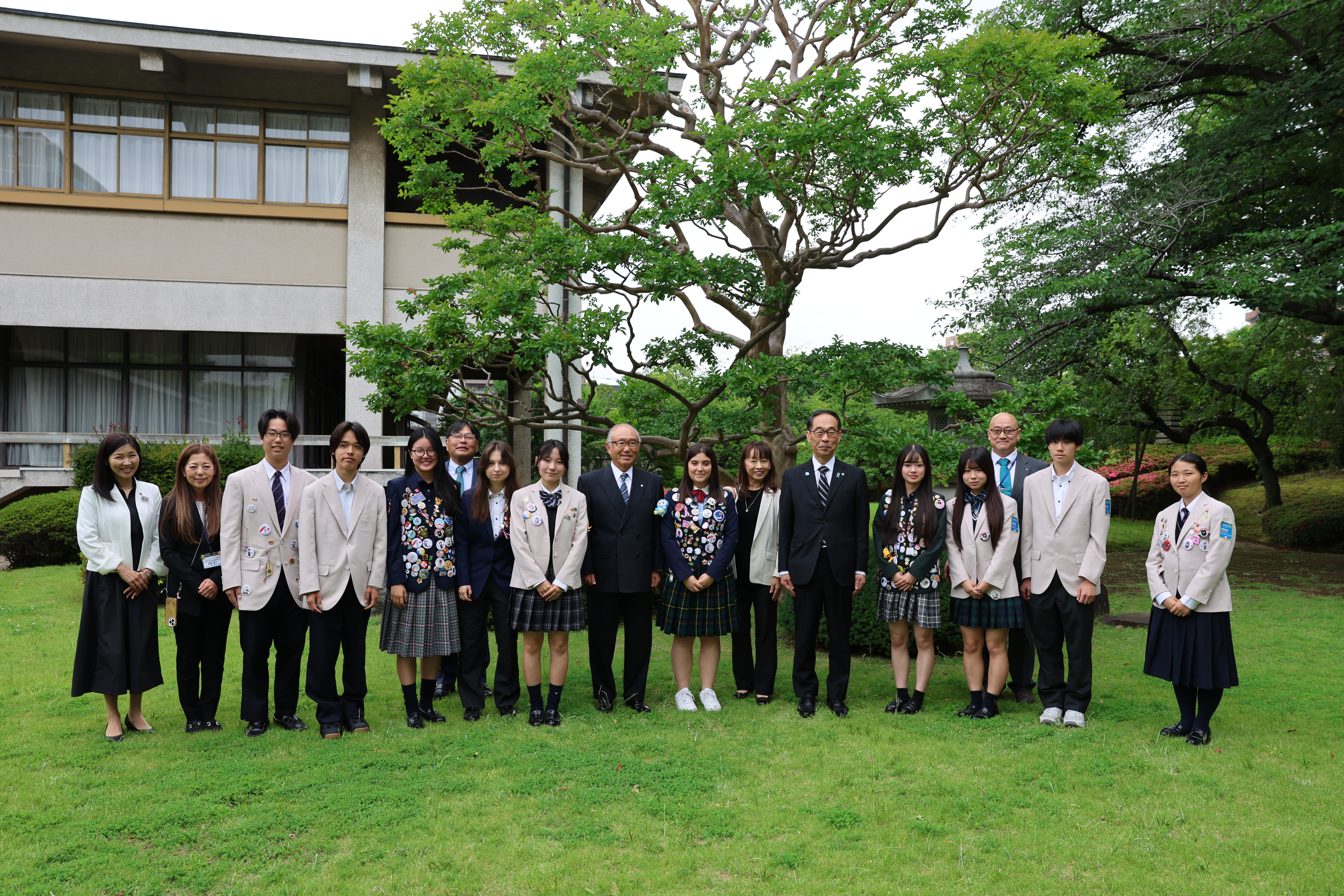 訪問者と記念写真を撮る知事の写真