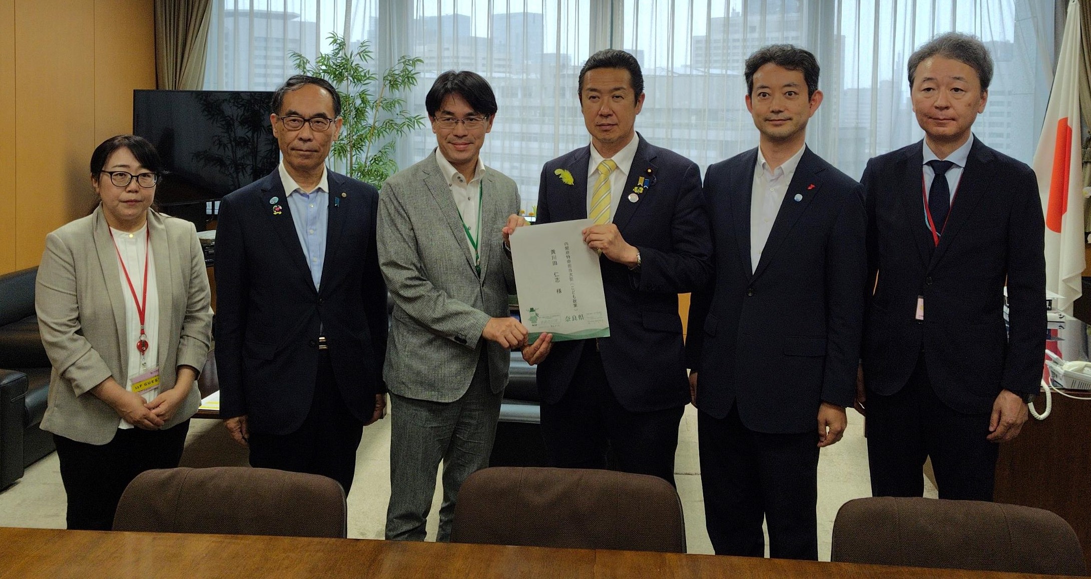 千葉県、奈良県、和歌山県、佐賀県知事と共同で、黄川田内閣府特命担当大臣に要望書を手渡す知事の写真