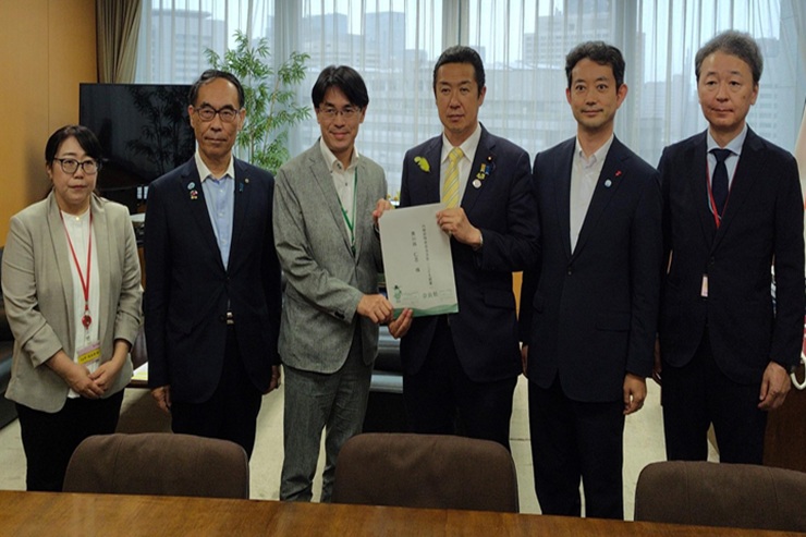 千葉県、奈良県、和歌山県、佐賀県知事と共同で、黄川田内閣府特命担当大臣に要望書を手渡す知事の写真