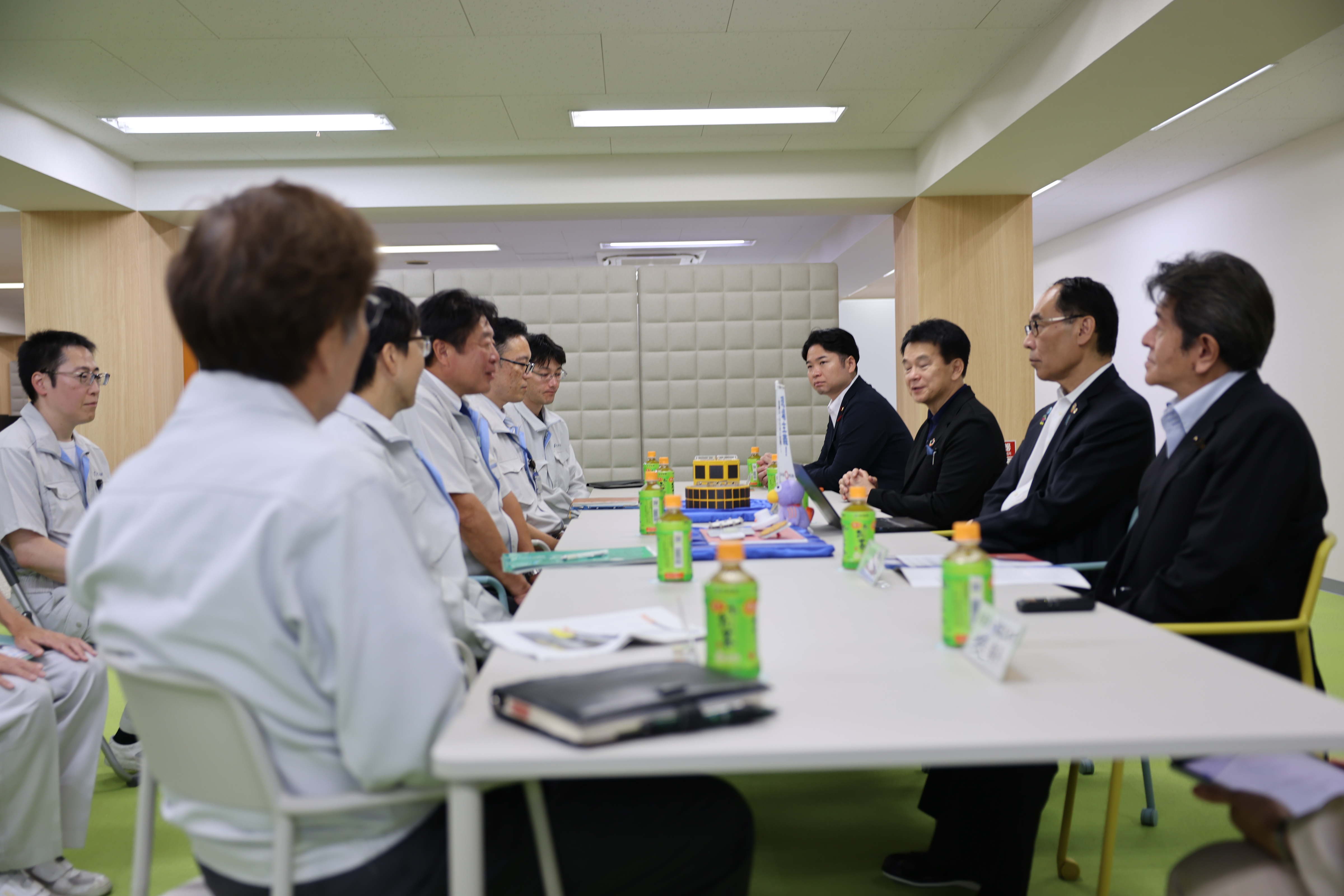 アンテナ技研株式会社を訪問する知事の様子