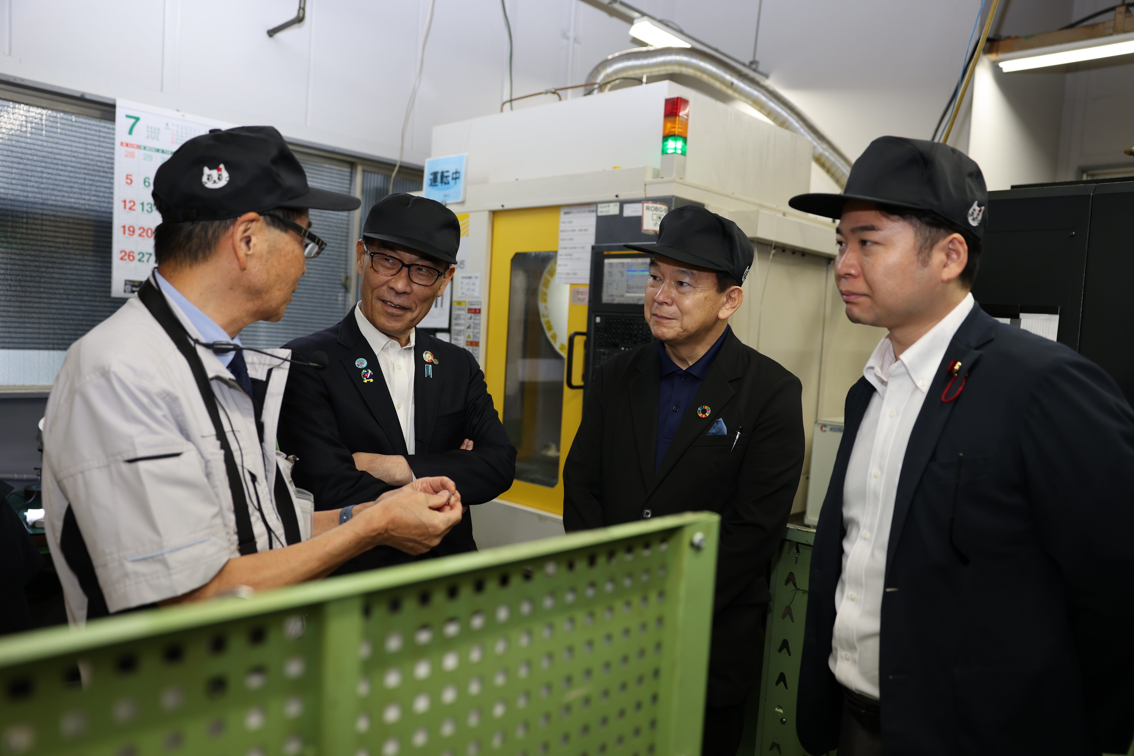 株式会社金子製作所を訪問する知事の様子