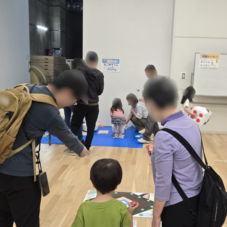 ボッチャで遊ぶ子供