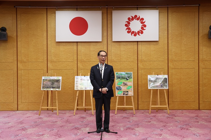 感謝状贈呈式で挨拶する知事の写真