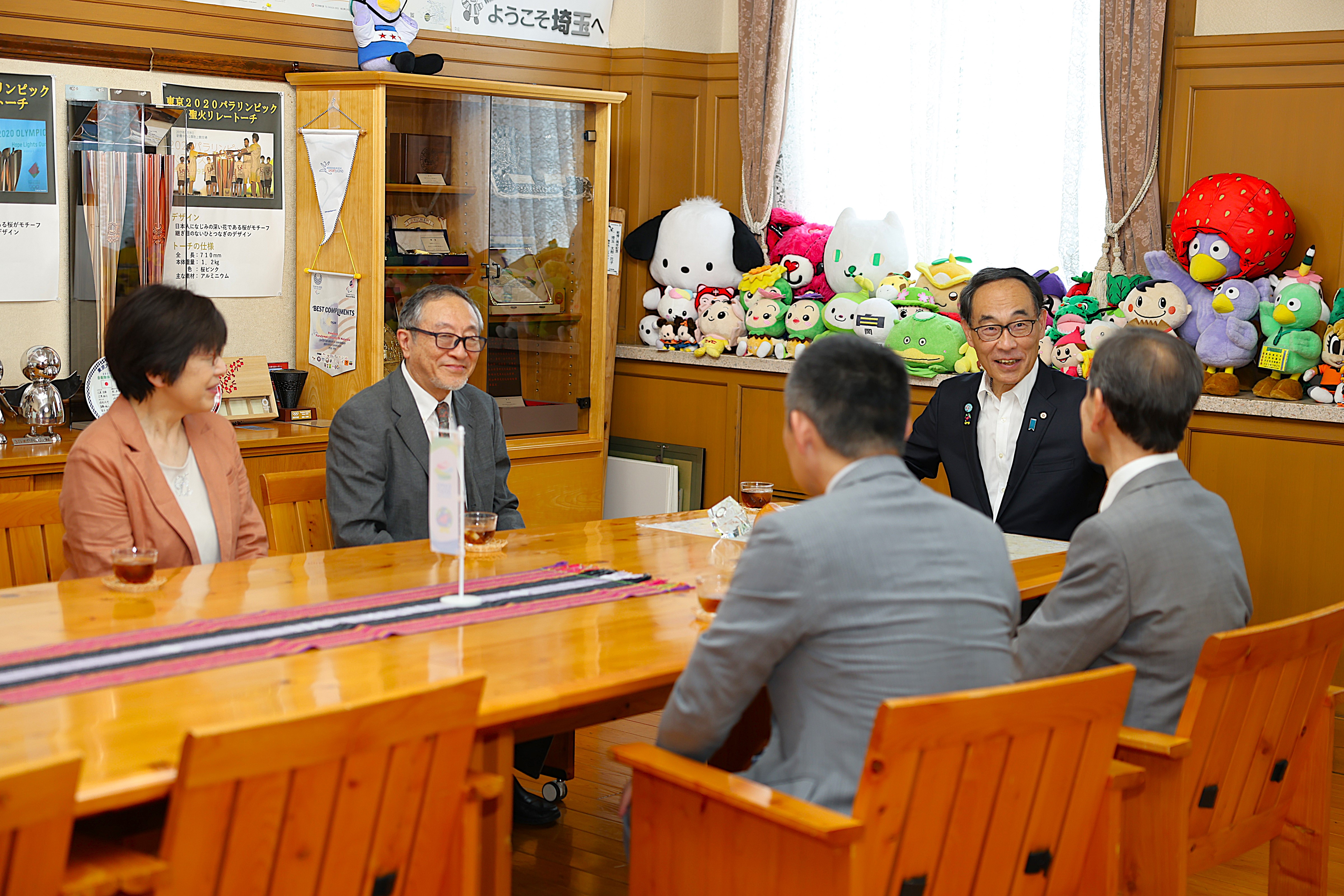 感謝状贈呈者と歓談する知事の写真