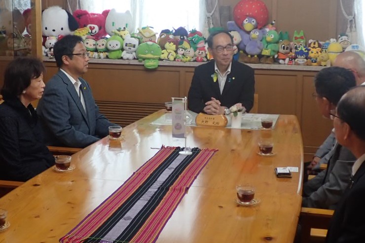 更生保護関係団体の訪問者と歓談する知事の写真