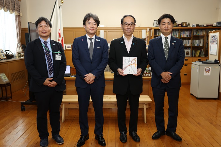 寄附贈呈式で記念写真を撮る知事の写真