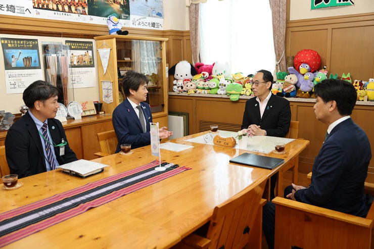 寄附贈呈式で歓談する知事の写真