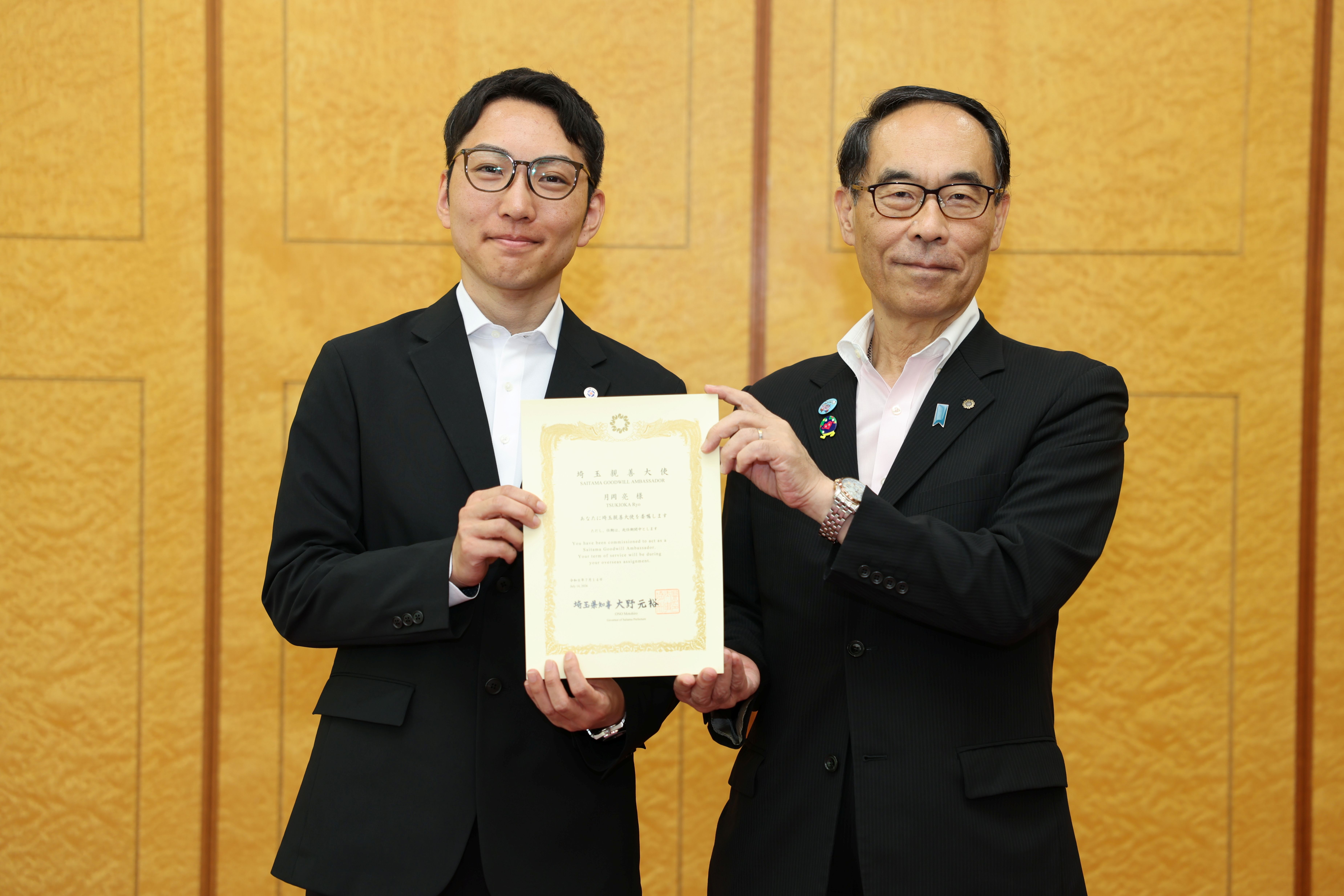 埼玉親善大使と記念写真を撮る知事の写真