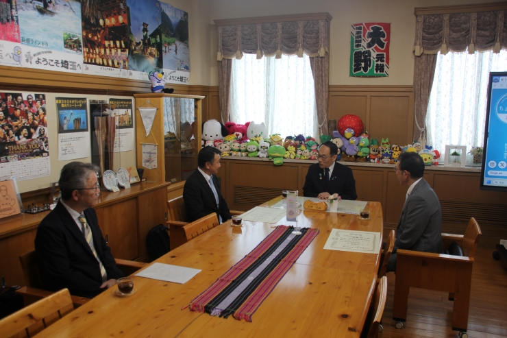 感謝状贈呈者と歓談する知事の写真