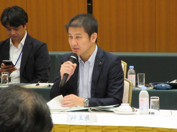 8月20日会議に臨む荒木議長