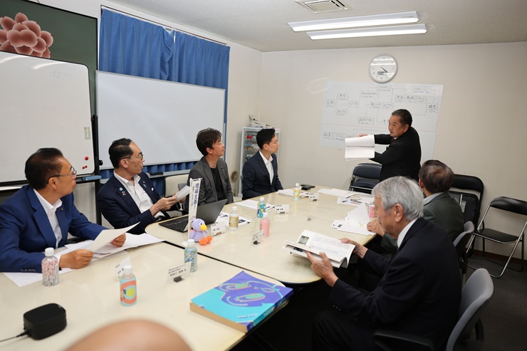 訪問先で説明を受ける知事の写真
