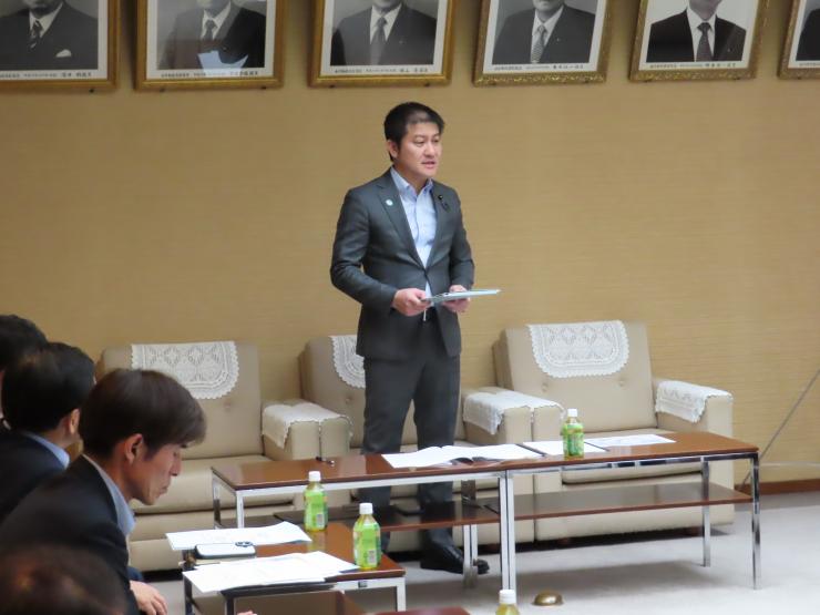 8月24日議長のあいさつ写真