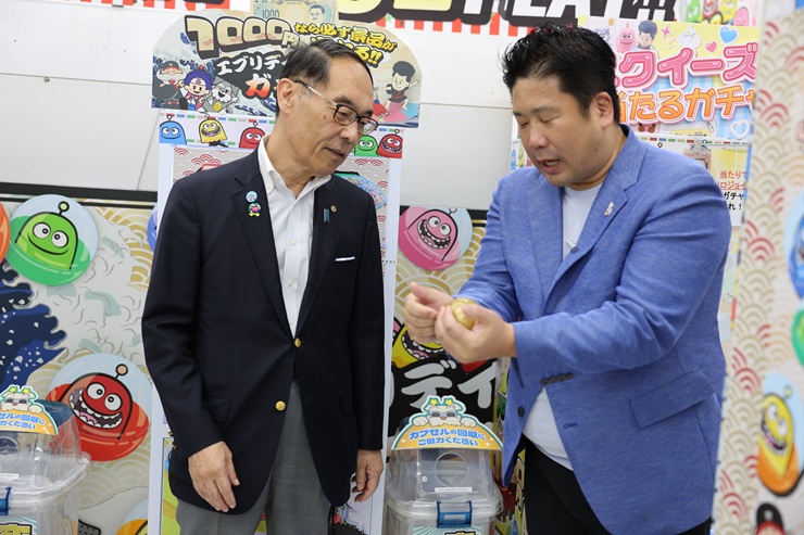 訪問先で説明を受ける知事の写真