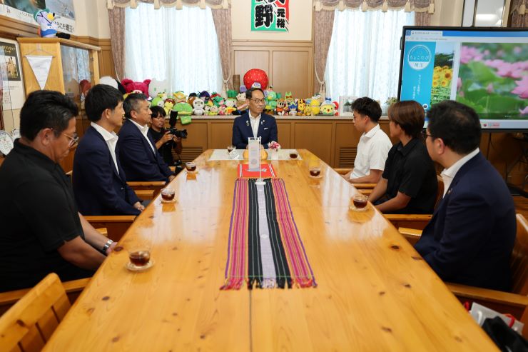 表敬訪問で歓談する知事の写真