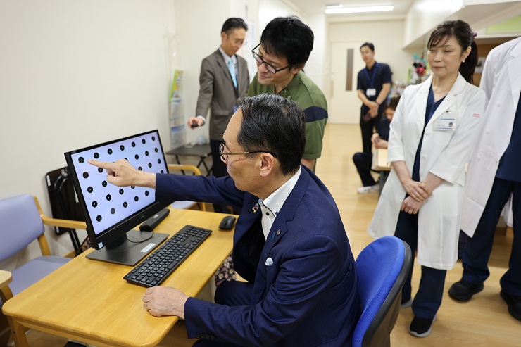 訪問先でリハビリの体験をする知事の写真