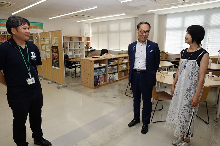 訪問先で歓談する知事の写真