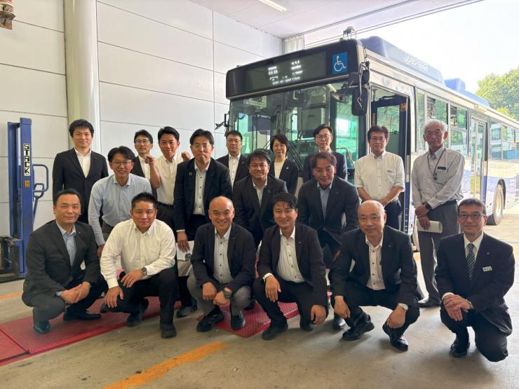名古屋ガイドウェイバス株式会社にて議員とスタッフの集合写真