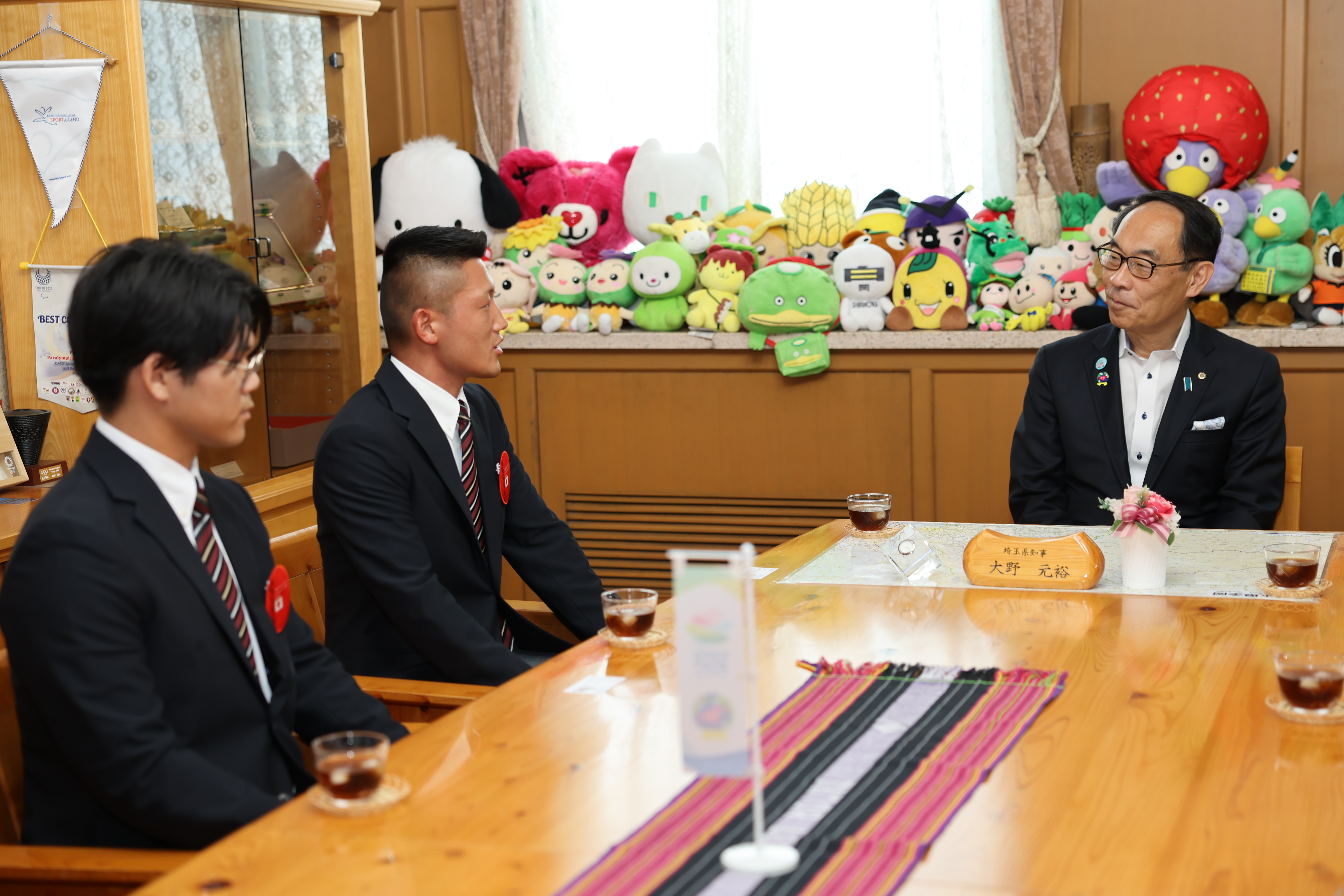 表敬訪問者と歓談する知事の写真