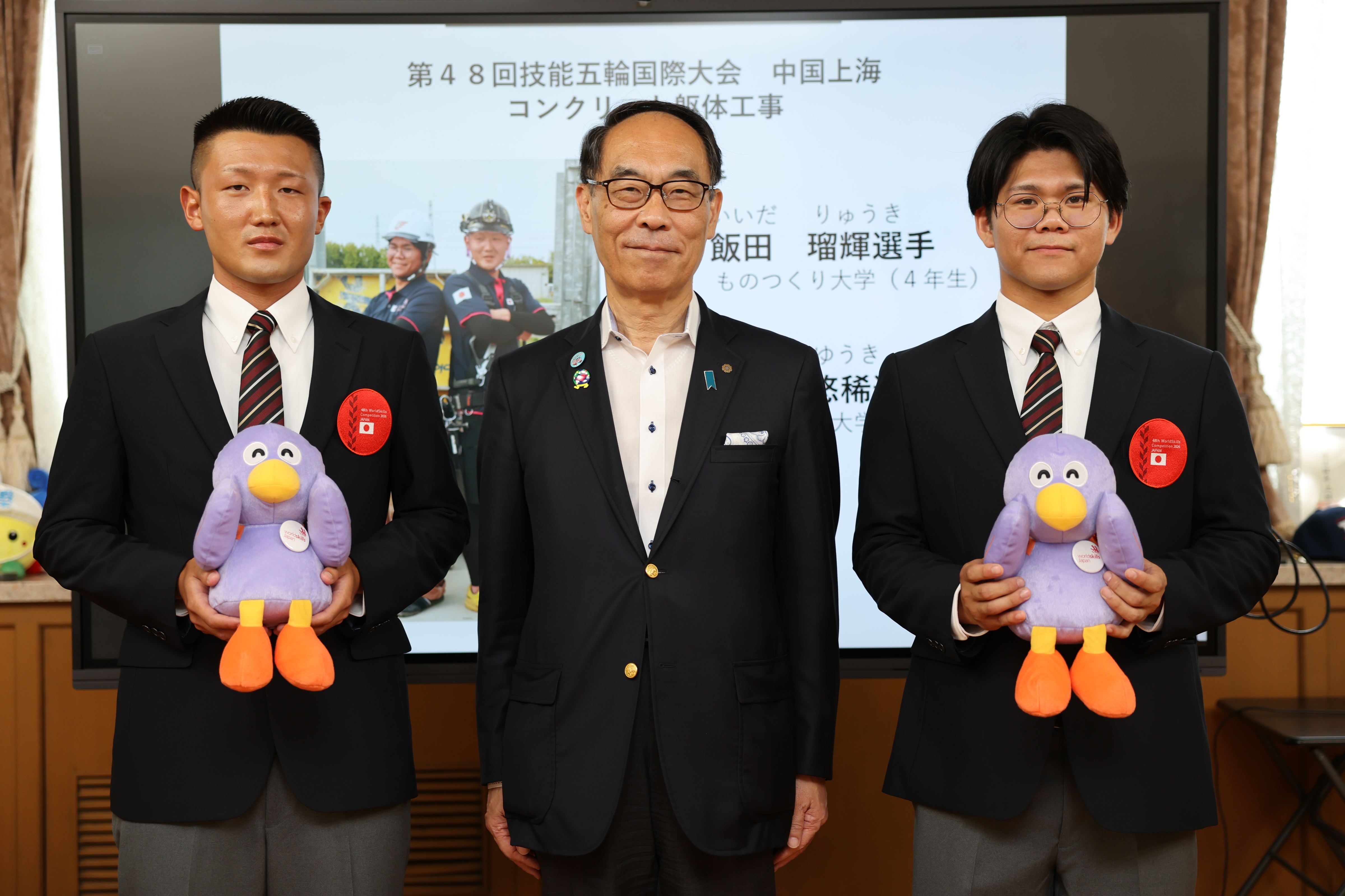 表敬訪問者と記念写真を撮る知事の写真