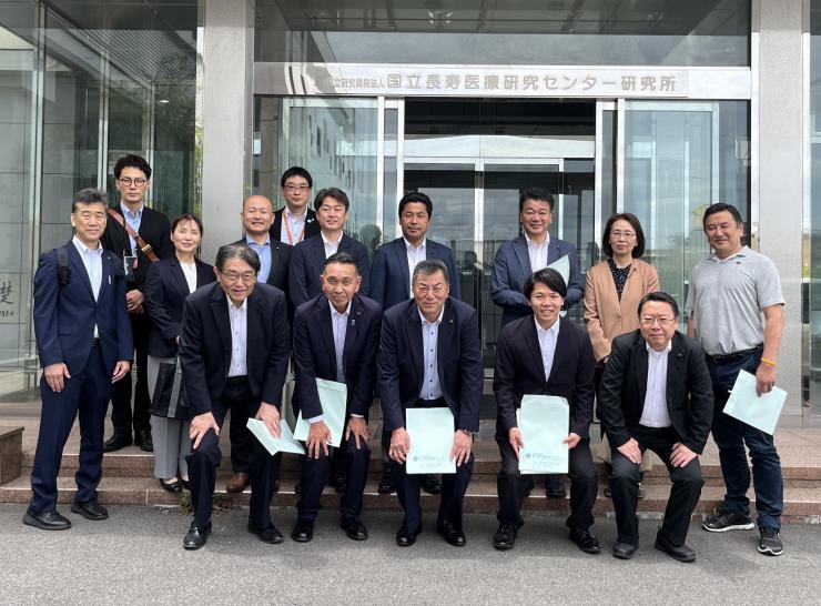健康長寿支援ロボットセンターにて議員とスタッフの集合写真