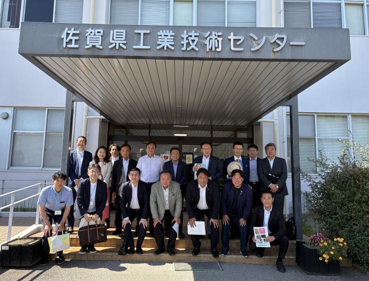 佐賀県工業技術センターにて議員とスタッフの集合写真