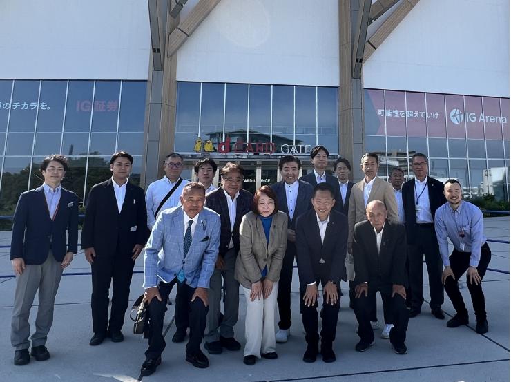 IGアリーナにて議員とスタッフの集合写真
