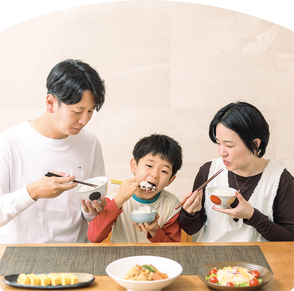 家族でご飯を食べる写真