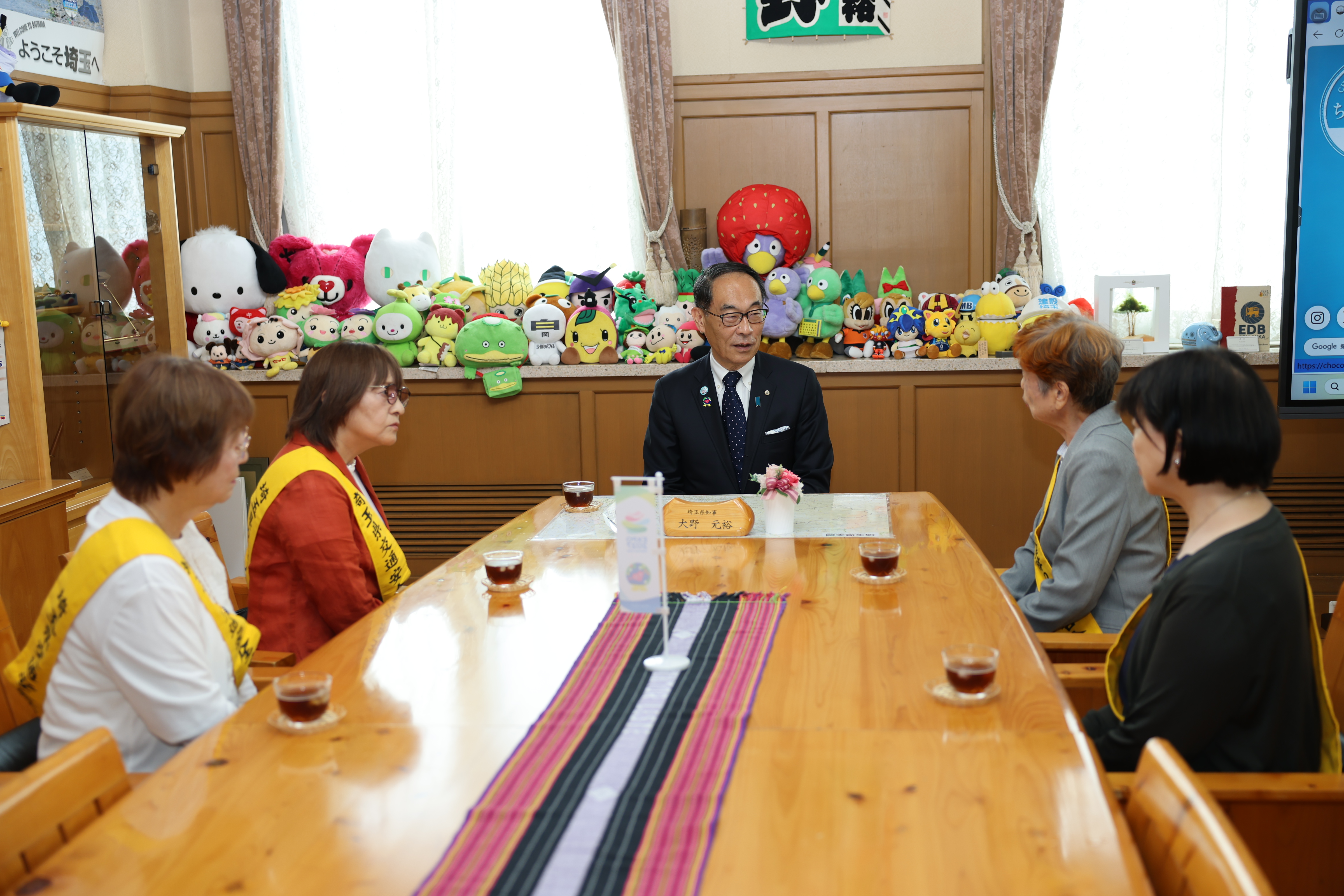 出席者と歓談する知事の写真