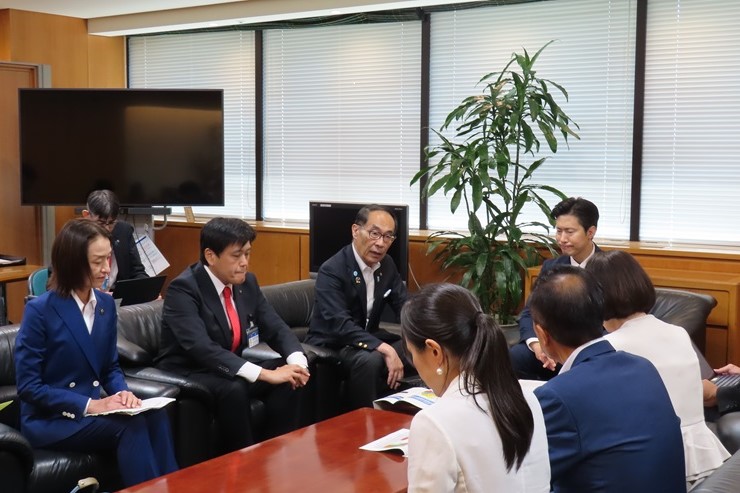 要望を神谷政幸厚生労働大臣政務官に県内12市代表者とともにする知事の様子