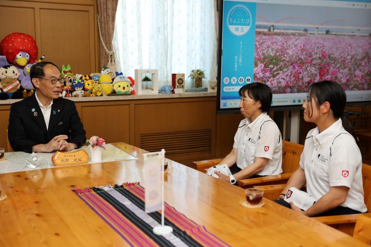 訪問者と歓談する知事の写真