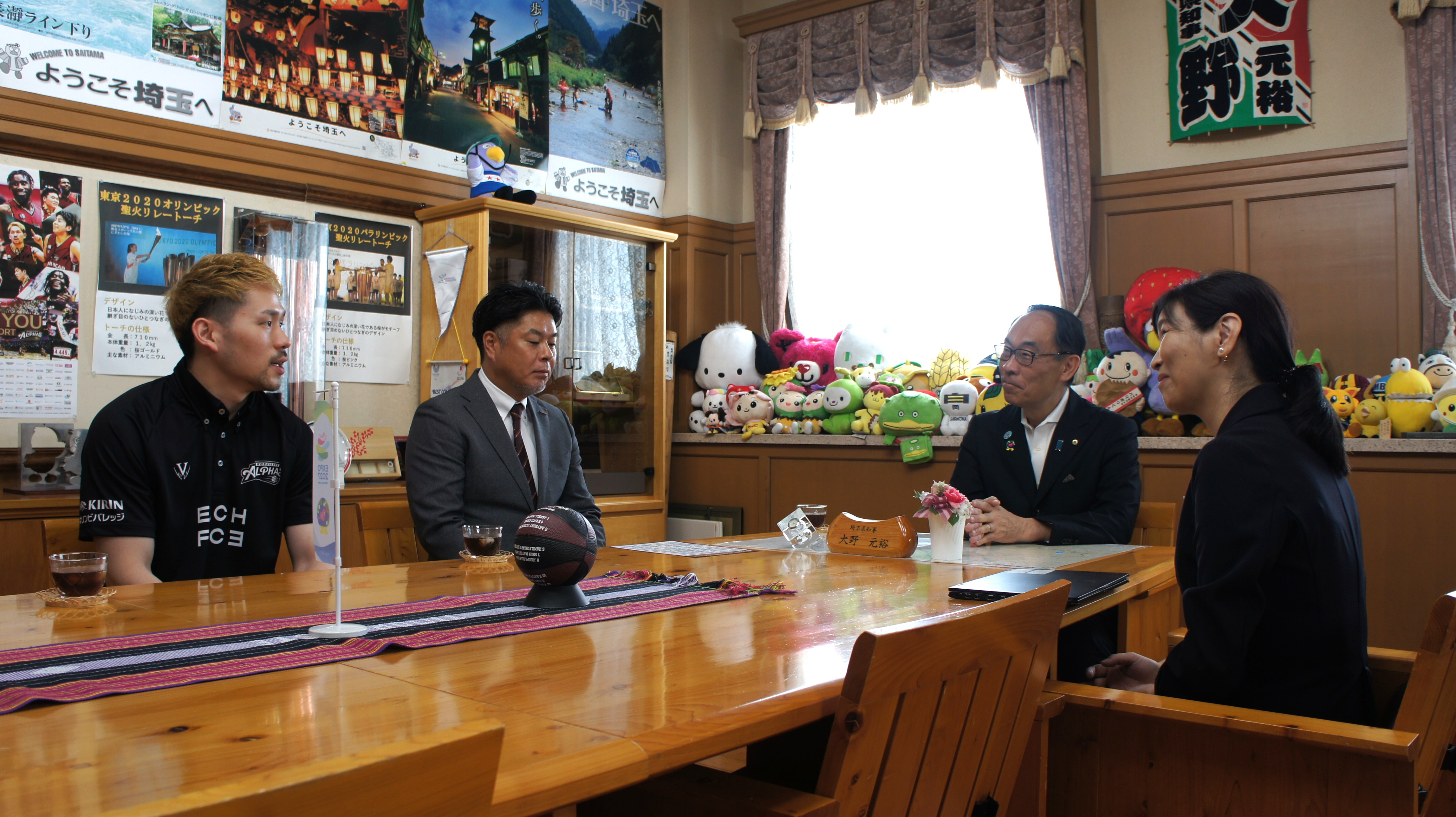 訪問者と歓談する知事の写真