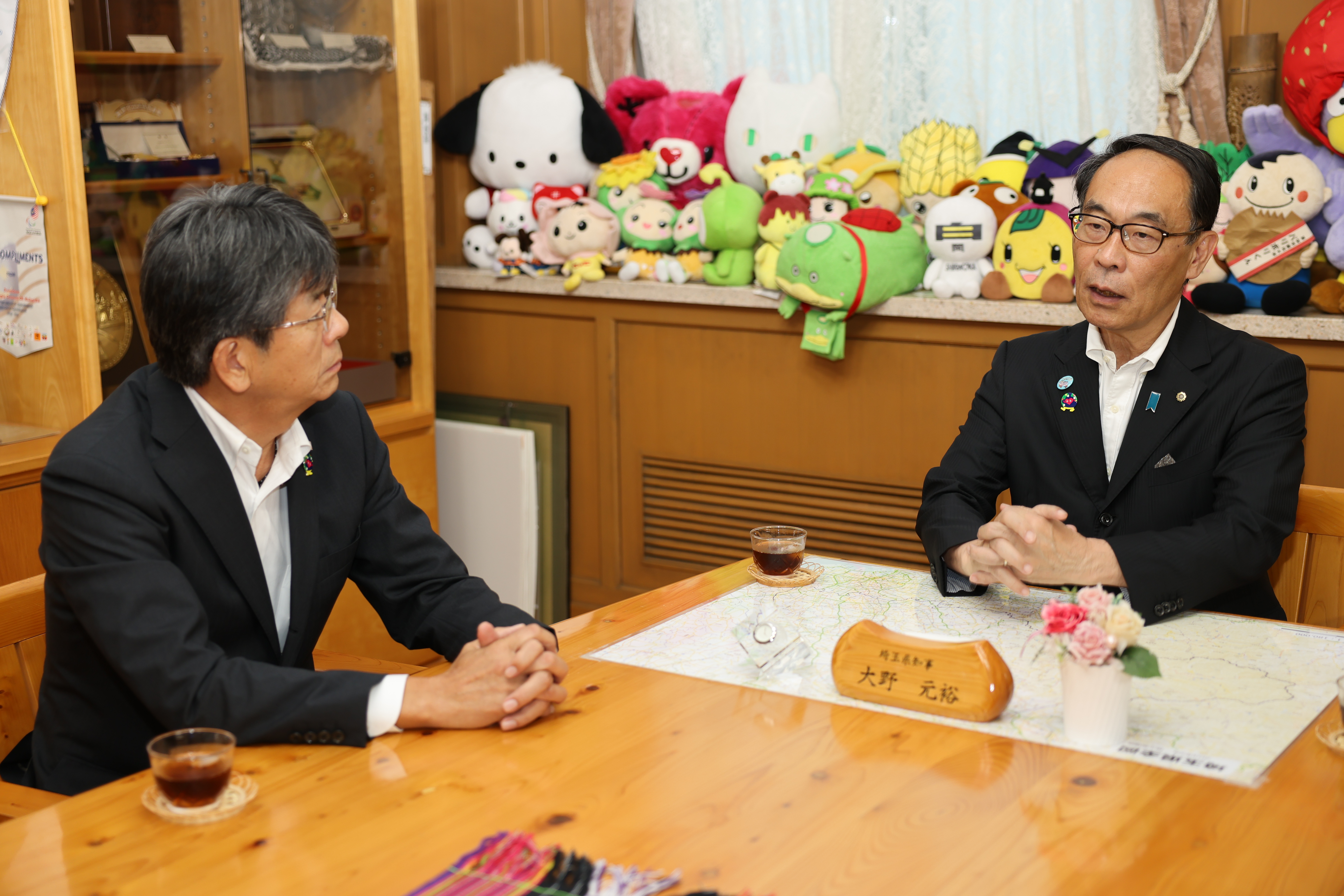 義援金贈呈者と歓談する知事の写真