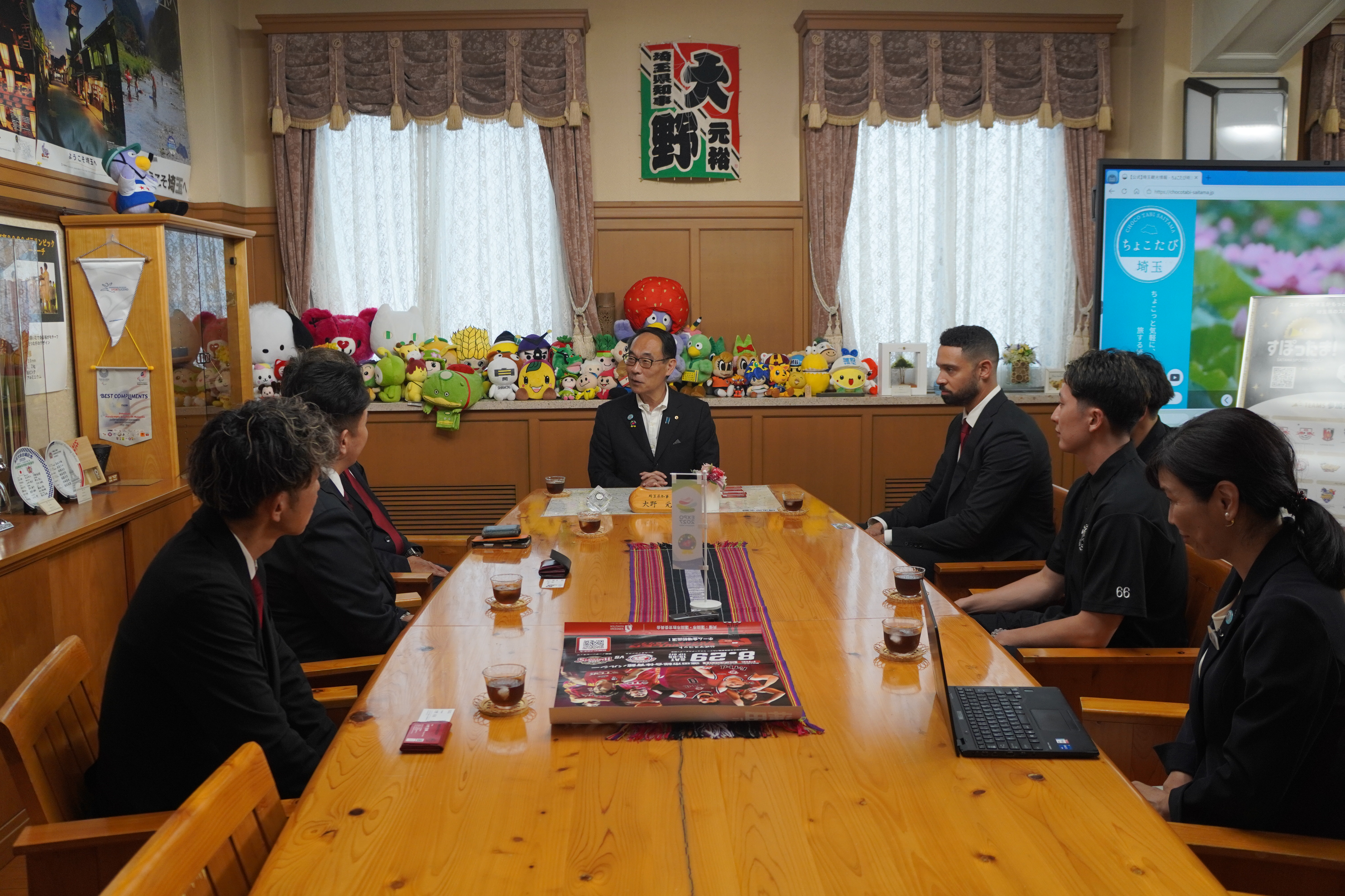 訪問者と歓談する知事の写真