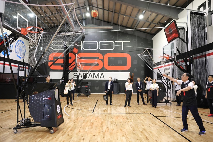 SHOOT360(スリーシックスティ)SAITAMAを視察する知事の写真