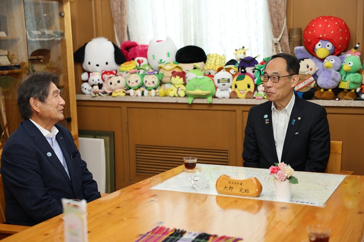 助成金受納式及び感謝状贈呈式で歓談する知事の写真