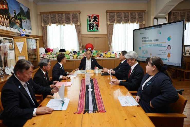 感謝状贈呈者と歓談する知事の写真