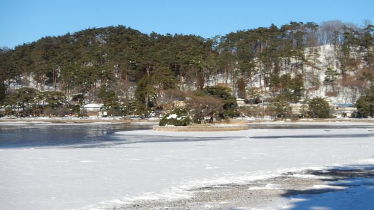 冬の雪景色の南湖