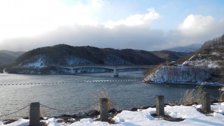 堀川ダム湖の雪景色