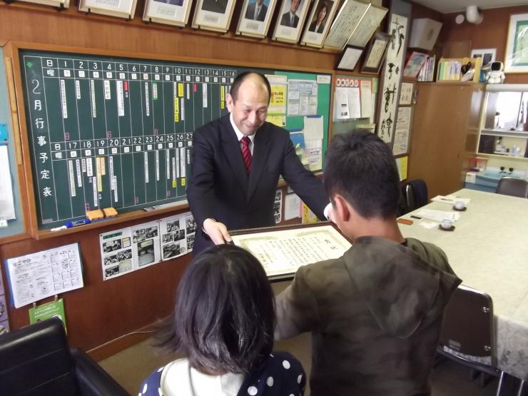 鶴ヶ島市立栄小学校での表彰の様子