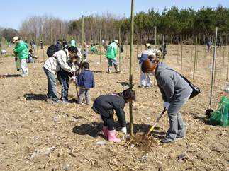 県民ボランティアの皆さまが苗木を植えている写真