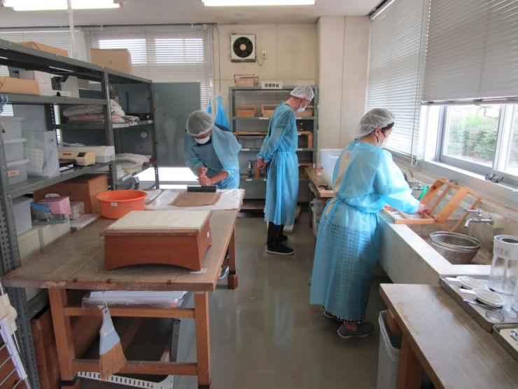 紙すき作業の様子